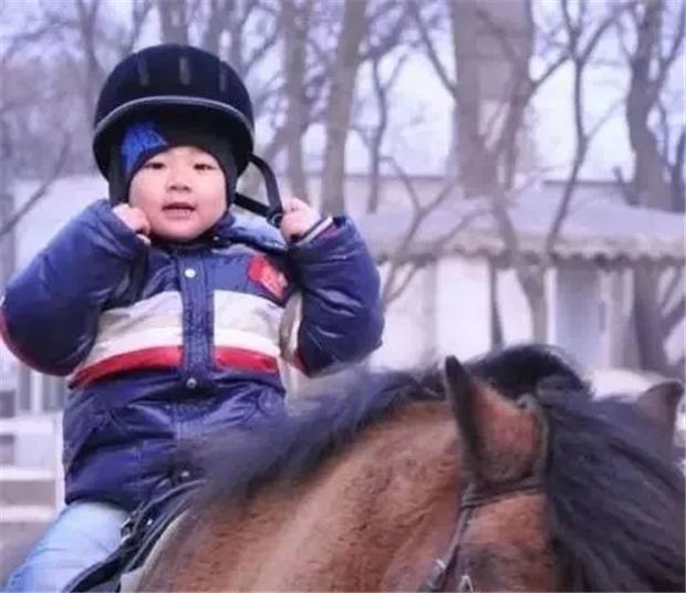 章子怡带着4岁女儿去上马术课啦!为啥明星们都送孩子去骑马? 青马网大陆马 (13).jpg