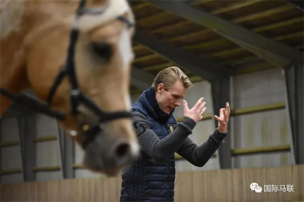 男孩因骑马爱好遭遇校园霸凌,妈妈们成立“马术运动中的男孩” 大陆马 (1).jpg