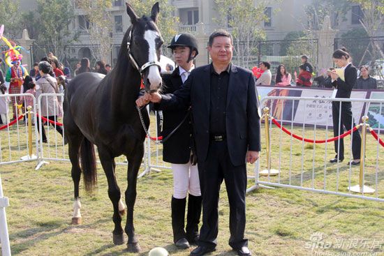 业主和汗血宝马合影留念