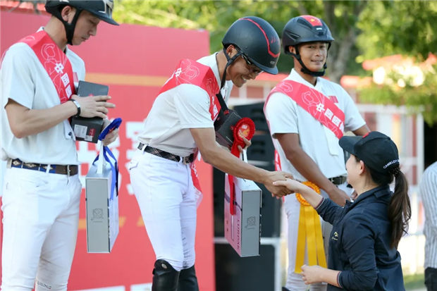 疫情后全国首场马术大赛冠军花落CKUR袁茂栋!CCTV聚焦报道 青马网大陆马 (3).jpg