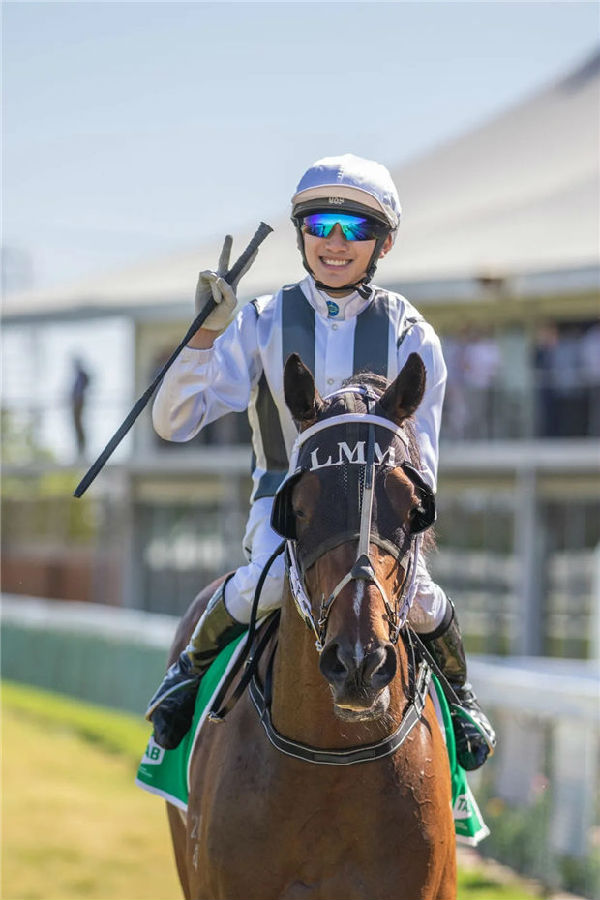 又一位中国本土骑师将在香港策骑登场:20岁新见习骑师周俊乐 大陆赛马网.jpg