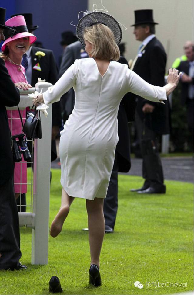 赛马场上体会真正的法式优雅:这么穿戴就是戴安娜优雅小姐! 20.jpg