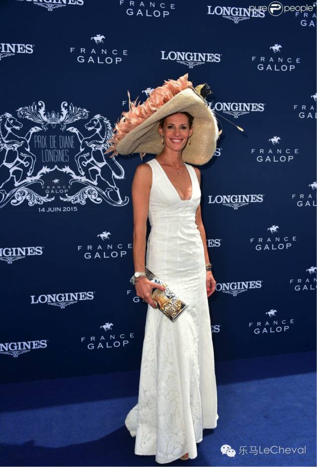 赛马场上体会真正的法式优雅:这么穿戴就是戴安娜优雅小姐! 9.jpg
