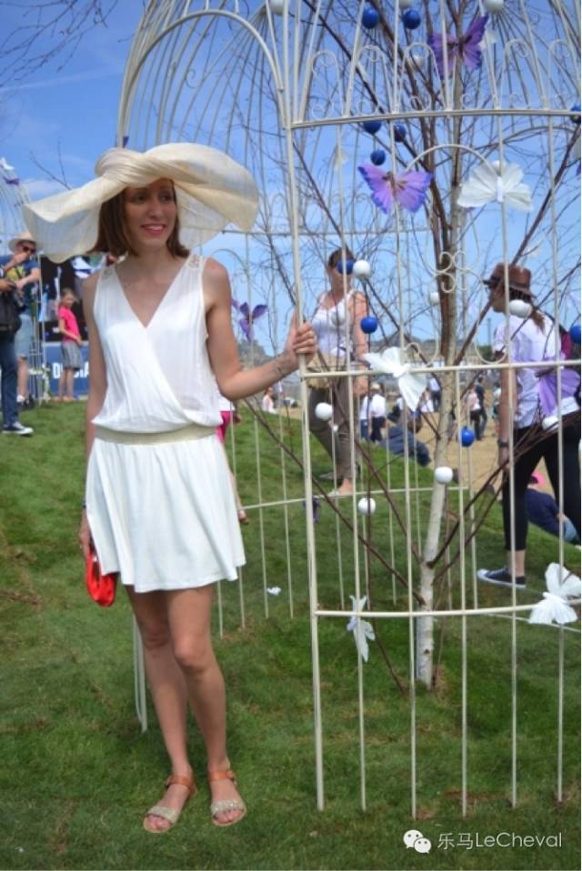 赛马场上体会真正的法式优雅:这么穿戴就是戴安娜优雅小姐! 21.jpg