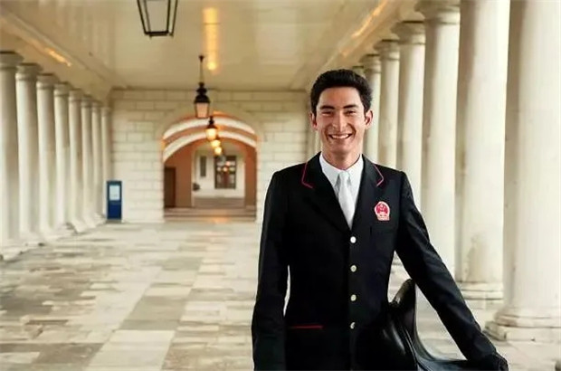 这所中学只招男生,校服是燕尾服:培养出20位英国首相,马术骑士华天最知名华人青马网大陆马 (3).jpg