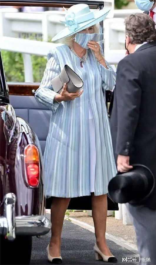 一年半后,英国人终于迎来了这场久违的狂欢,12000人盛装出席英国皇家雅士谷赛马会。 (8).jpg