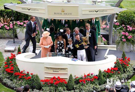 伊丽莎白女王亲自为戴图理颁奖 大陆赛马网4.jpg
