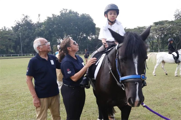4.2世界自闭症关注日 马术治疗改善自闭症儿童,照亮马背上的星空 大陆马 (4).jpg
