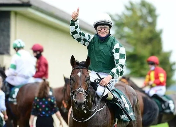 玉龙马业喜迎首个一级赛冠军!2岁公马“玉龙幸运维加”勇夺爱尔兰凤凰锦标 大陆赛马网 (3).jpg