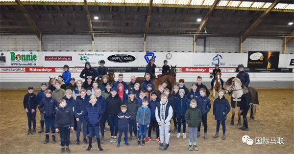 男孩因骑马爱好遭遇校园霸凌,妈妈们成立“马术运动中的男孩” 大陆马 (2).jpg