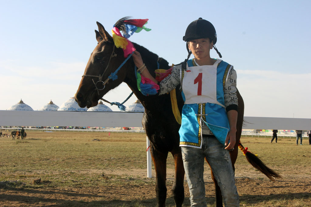 额阿迪亚首届中国游牧文化旅游节3200m蒙古二岁马封冠