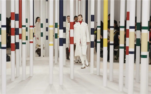 让全世界优雅女性争相单手举起“马术障碍杆”,爱马仕这么做了 青马网大陆马 (2).jpg