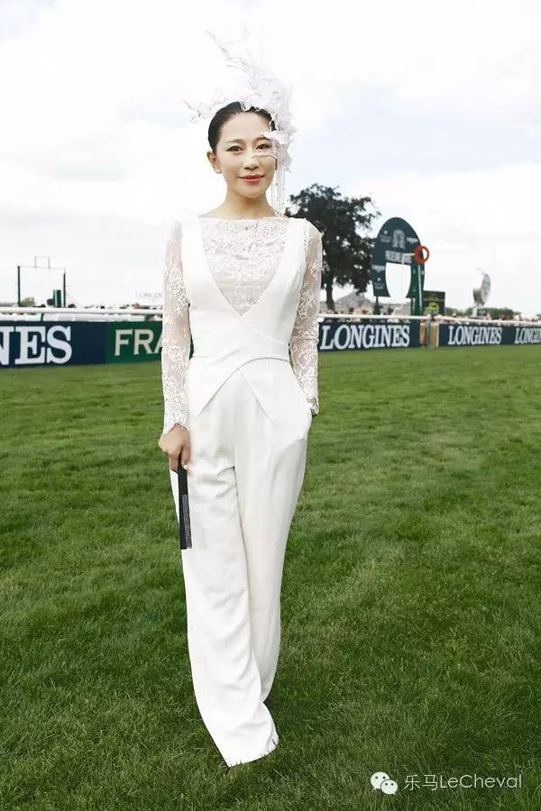 赛马场上体会真正的法式优雅:这么穿戴就是戴安娜优雅小姐! 10.jpg