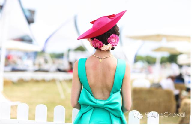 赛马场上体会真正的法式优雅:这么穿戴就是戴安娜优雅小姐! 18.jpg
