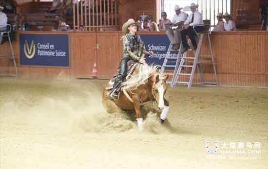 车王舒马赫女儿参加赛马秀 策马扬鞭惊艳全场 大陆赛马网3.jpg