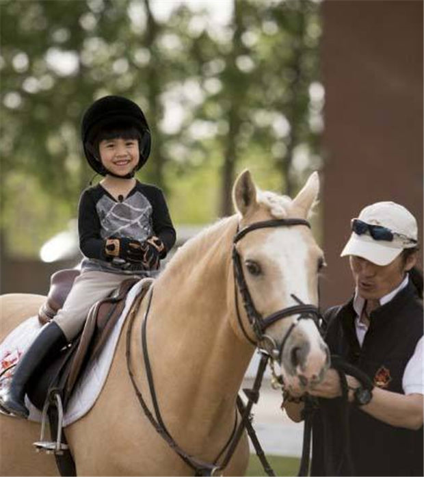 章子怡带着4岁女儿去上马术课啦!为啥明星们都送孩子去骑马? 青马网大陆马 (2).jpg
