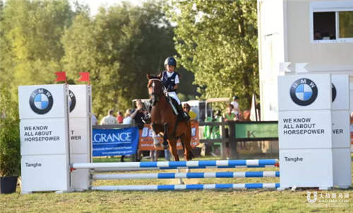 7岁小骑手王怡然比利时顺利完成首次障碍比赛2.jpg