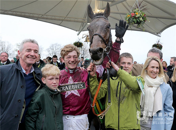 39匹马参赛23人坠马!19岁骑师2016英国国家障碍大赛马夺冠 大陆赛马网 (3).jpg