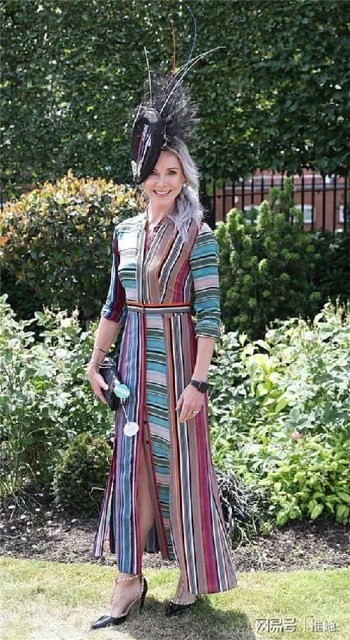 一年半后,英国人终于迎来了这场久违的狂欢,12000人盛装出席英国皇家雅士谷赛马会。 (6).jpg