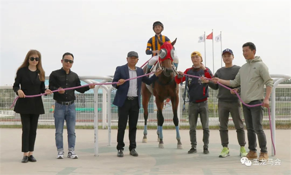 惊喜!替补上场夺冠!华宇马业“突如其来”12马位大胜! 大陆马 (4).jpg