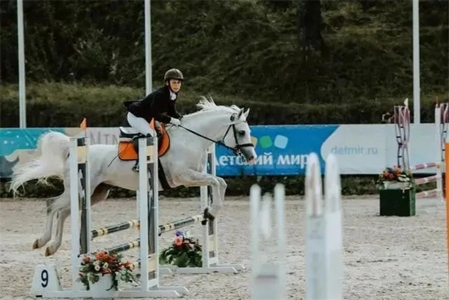 韩国国家马术队骑手以偷拍裸照威胁前女友,事后却说是开玩笑 大陆马 (2).jpg