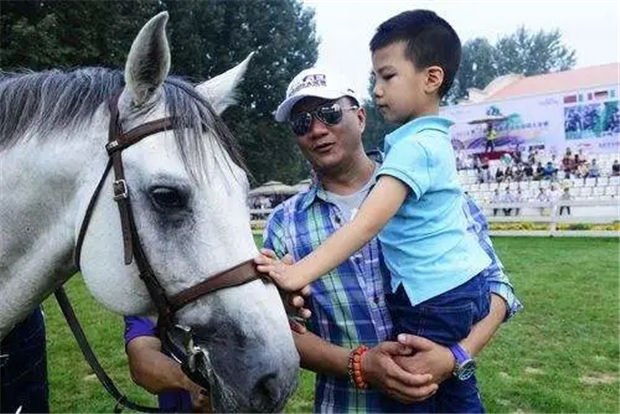 章子怡带着4岁女儿去上马术课啦!为啥明星们都送孩子去骑马? 青马网大陆马 (12).jpg