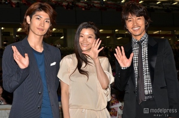 三浦春马携筱原凉子出席东京赛马活动 比赛命名“最后的灰姑娘奖” 大陆赛马网 \