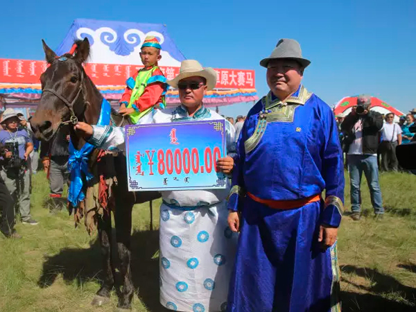 西乌珠穆沁旗草原赛马盛大举行 中华民族大赛马再受关注 1.jpg
