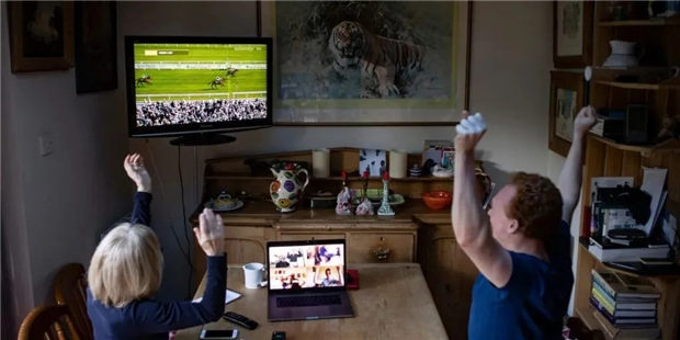 疫情下首场虚拟“云赛马”开跑!虚拟英国国家障碍大赛博彩收入捐医院 大陆赛马网 (2).jpg