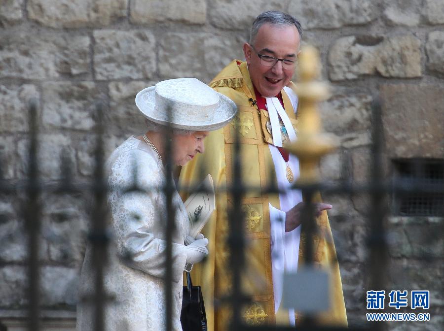 英女王加冕60周年 纪念日前一天观看赛马比赛