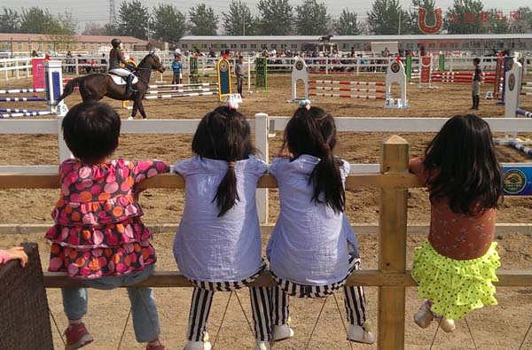 马术俱乐部比赛精彩纷呈 中联骑士联盟场地障碍赛呈现四大亮点 大陆赛马网.jpg