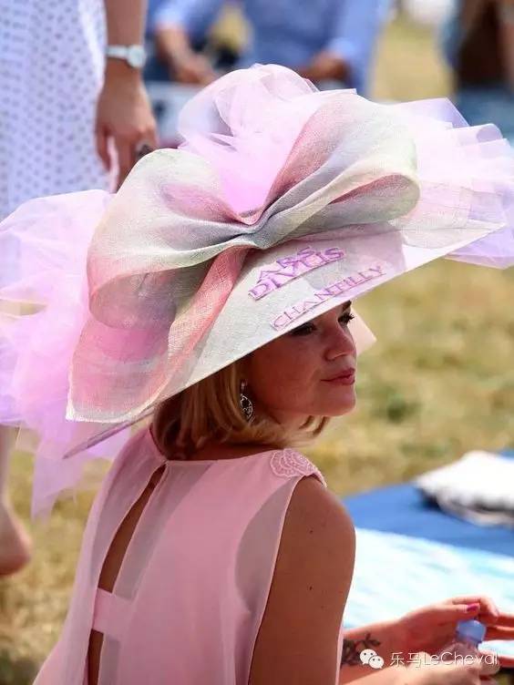 古堡,骏马,美女,音乐节……戴安娜大奖赛满足你对法国的所有浪漫想象 16.jpg