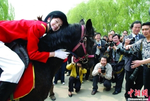 全国8支女子骑警队 “马背玫瑰”开销说不清(图)