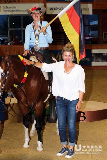 车王舒马赫女儿参加赛马秀 策马扬鞭惊艳全场 大陆赛马网.jpg