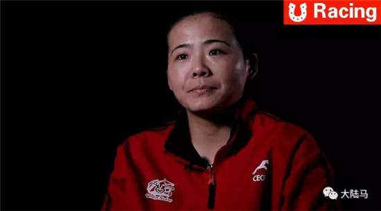 湖北90后赛马女将张瑞瑞:战胜一众男骑师夺冠后,她泪流满面06.jpg