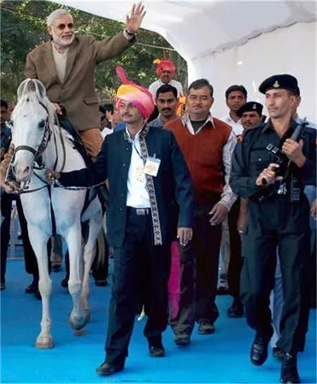 世界各国领导人的马背照片为何越来越多? 大陆赛马网 (9).jpg