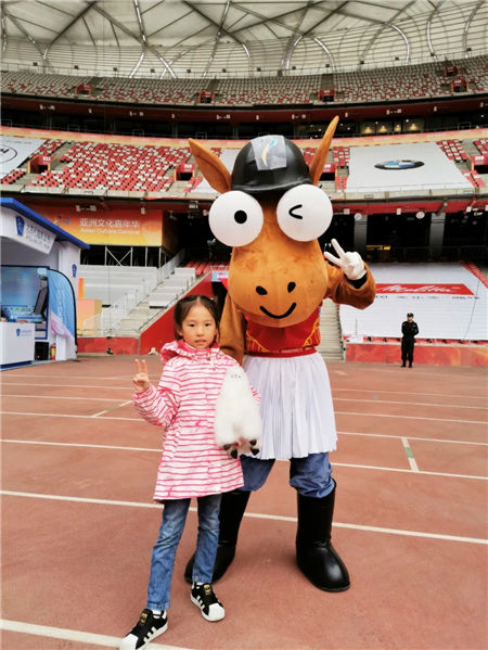 5岁小女孩胡妤暄:迫不及待想参加比赛,与我的马儿一起庆祝胜利! 青马网大陆马 (5).jpg