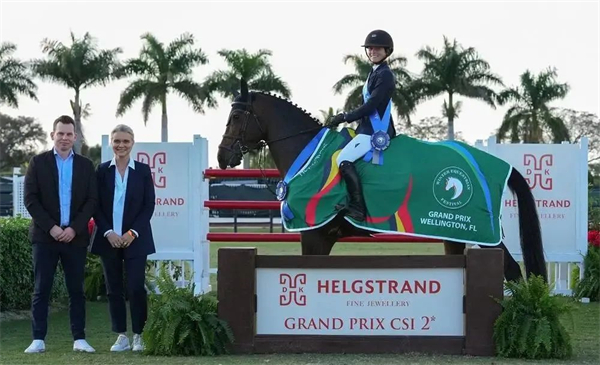 17岁女骑手美国冬季马术节第四周二星级大奖赛夺冠 大陆马.jpg