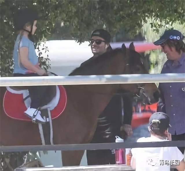 有马陪伴的童年就是这么与众不同!竟有这么多爱骑马的明星孩子!大陆赛马网 赛马 (7).jpg