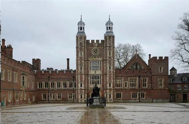 这所中学只招男生,校服是燕尾服:培养出20位英国首相,马术骑士华天最知名华人青马网大陆马 (2).jpg