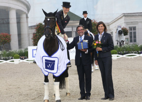 奥地利美女旗手夺冠