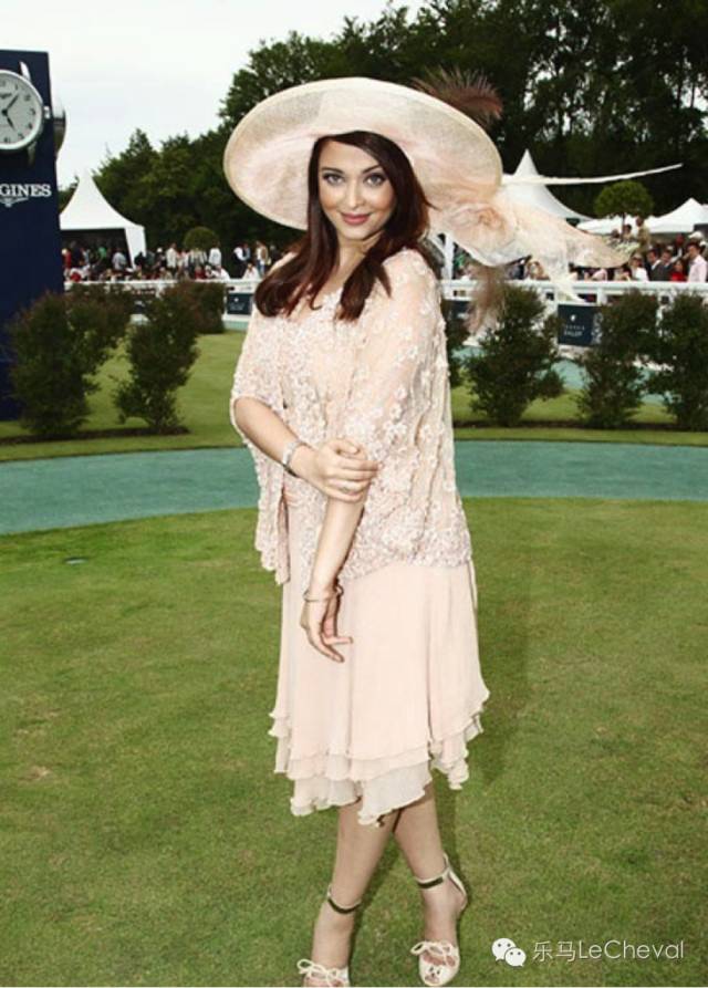 赛马场上体会真正的法式优雅:这么穿戴就是戴安娜优雅小姐! 16.jpg