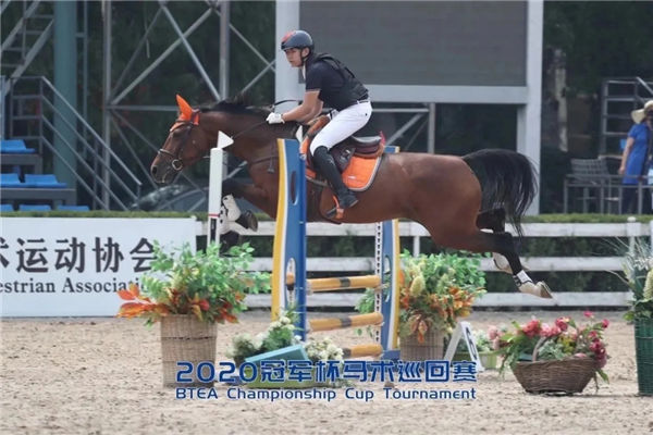 独揽两冠!CKUR中联骑士联盟17岁新星刘竞舟闪耀2020冠军杯马术巡回赛 青马网大陆马 (3).jpg