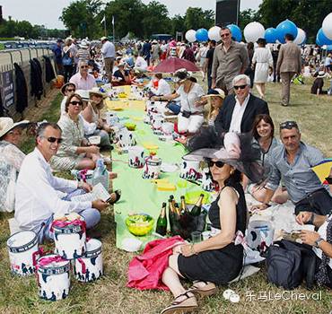 古堡,骏马,美女,音乐节……戴安娜大奖赛满足你对法国的所有浪漫想象 8.jpg