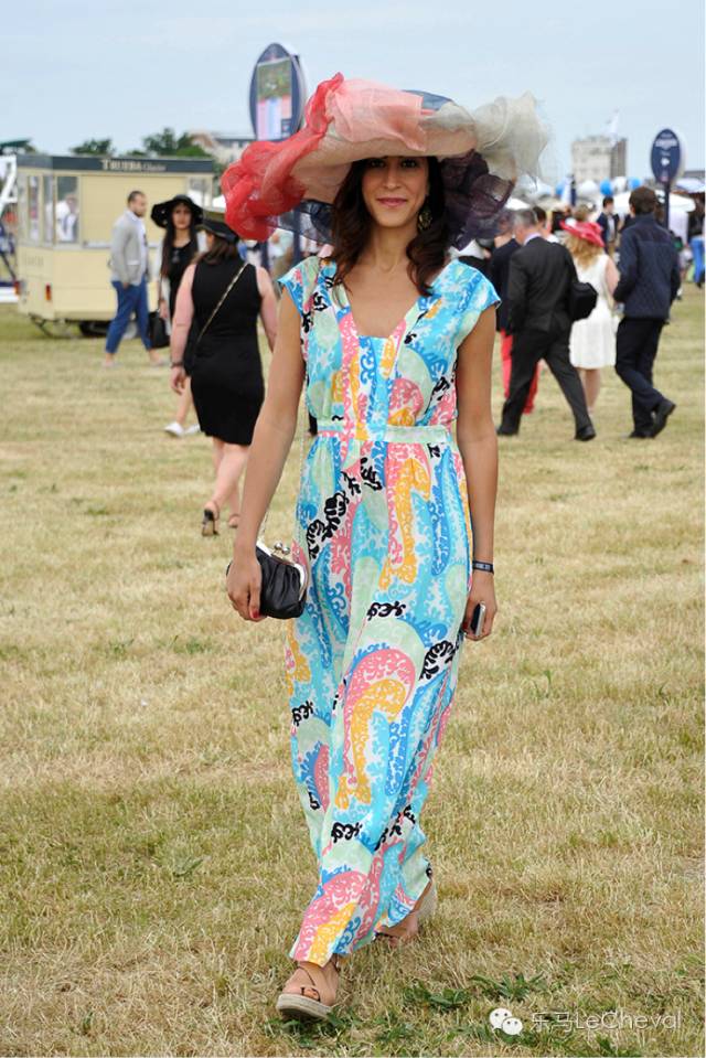 赛马场上体会真正的法式优雅:这么穿戴就是戴安娜优雅小姐! 22.jpg