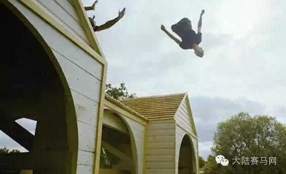 英国跑酷高手连续挑战30个马术障碍 高难动作令人惊叹1.jpg