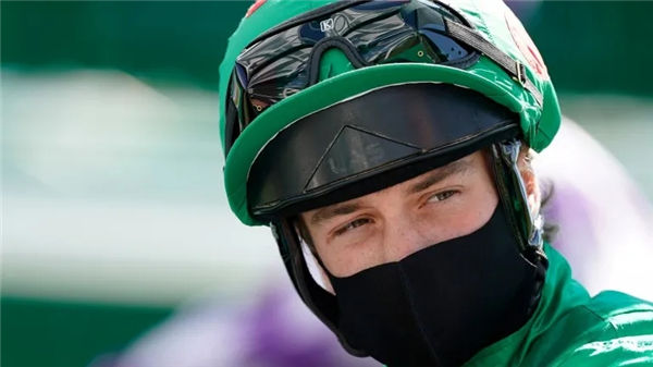 英国见习骑师没有申报海外获胜记录违规策骑被取消头马资格并停赛 大陆赛马网.jpg