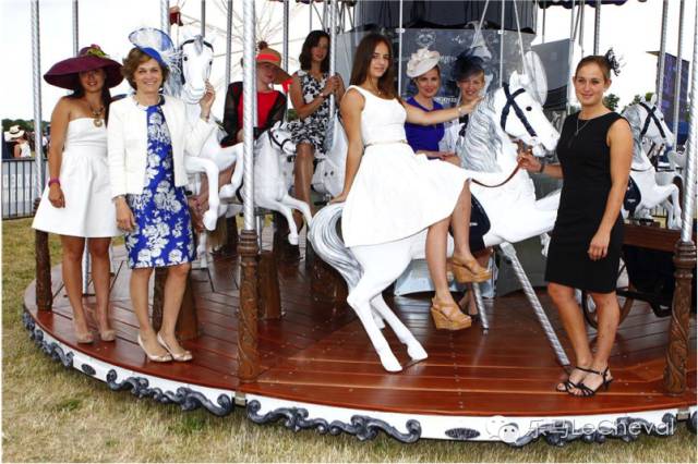 赛马场上体会真正的法式优雅:这么穿戴就是戴安娜优雅小姐! 28.jpg