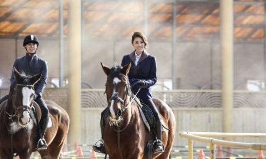 《野王》金成玲郑允浩骑马照曝光 大陆赛马网