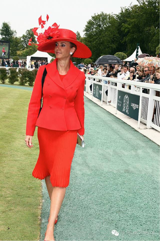 赛马场上体会真正的法式优雅:这么穿戴就是戴安娜优雅小姐! 8.jpg